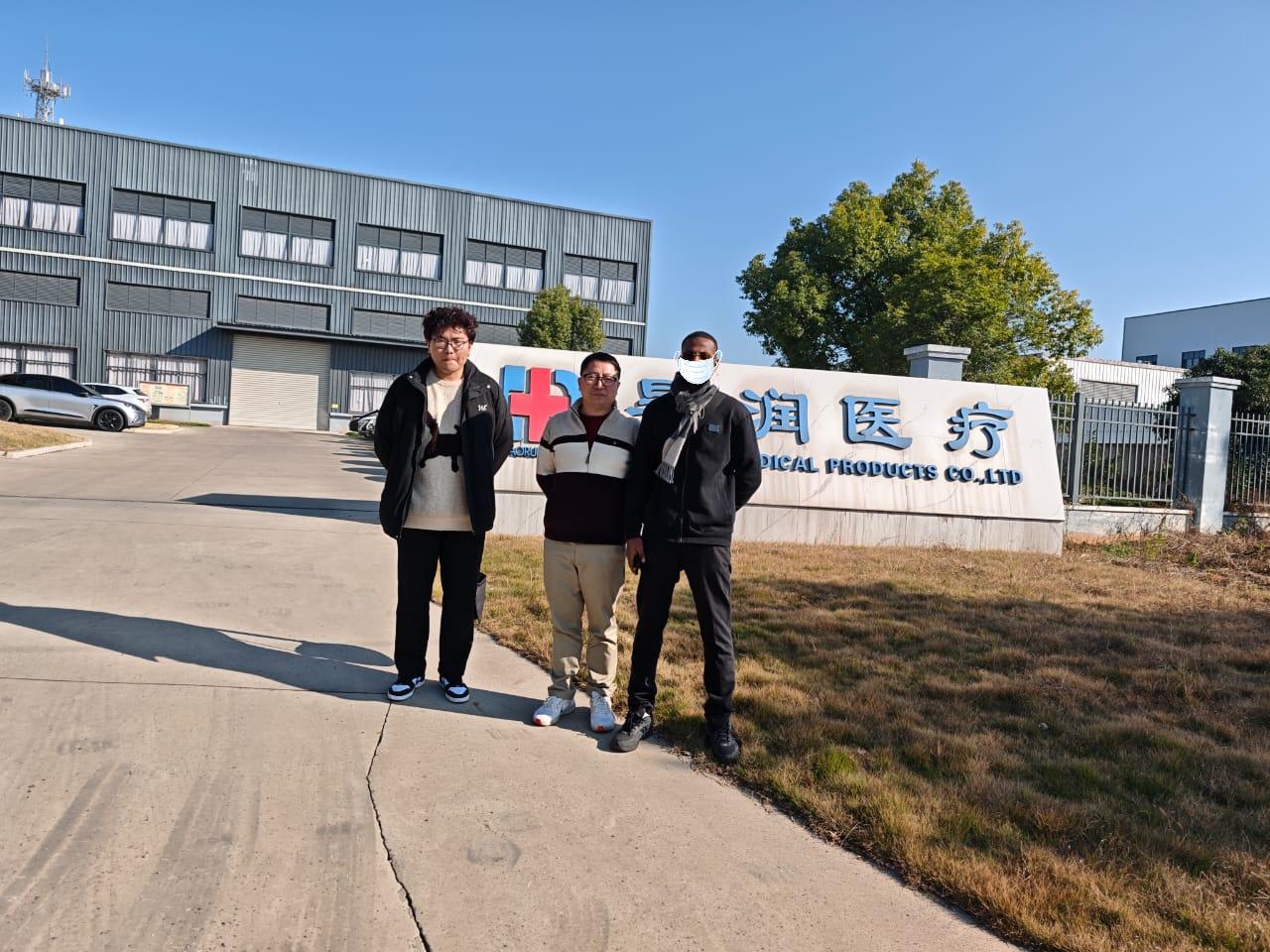 Ο πελάτης της Αφρικής επισκέπτεται το εργοστάσιό μας στις 15 Δεκεμβρίου 2025: Ενισχύοντας το δυναμικό συνεργασίας σε βάθος